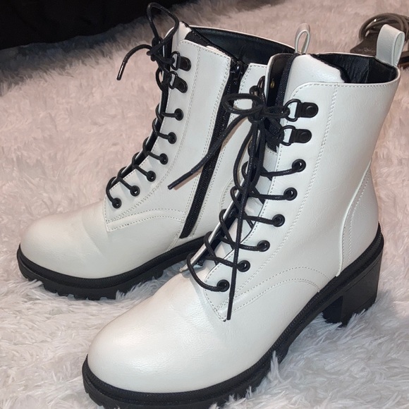 White and black boots - Picture 1 of 4